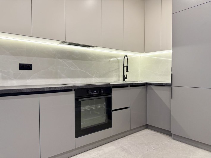 Простора однокімнатна квартира з кухнею-студією та гардеробом! - фото 1