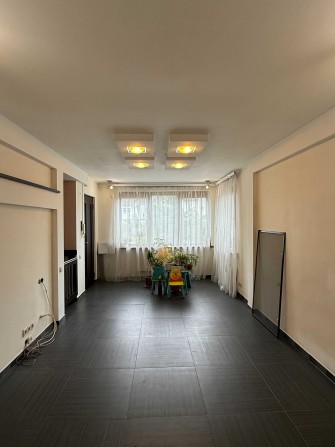 Унікальна 5+кімнатна квартира з гаражем, 2 кухнями та окремим входом - фото 1