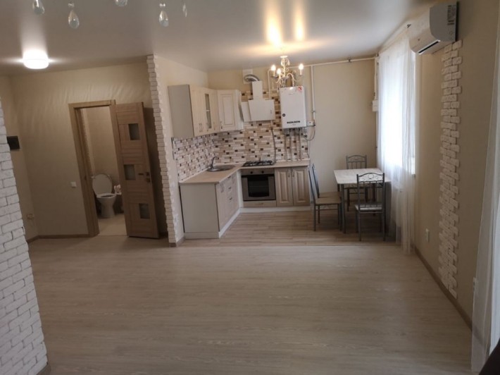 1-кімнатна з ремонтом та меблями — заходь і живи! - фото 1