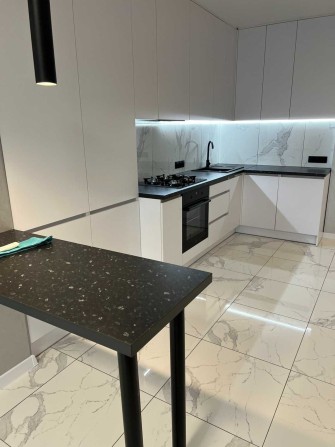 Продам велику євродвокімнатну квартиру з ремонтом - фото 1