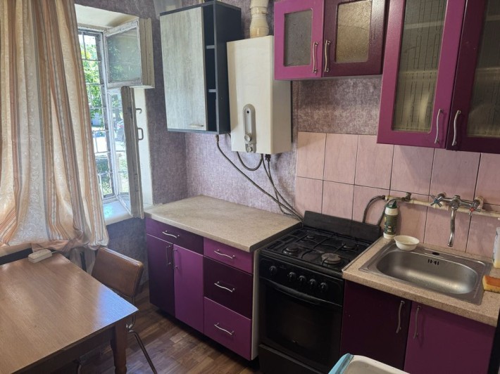 Продам 1к.кв.в центрі,жилий стан;можна під комерцію. - фото 1