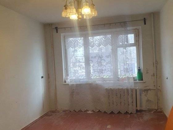 Продам квартиру на 44кв Джона Маккейна трёхкомнатная первый этаж Кривой Рог