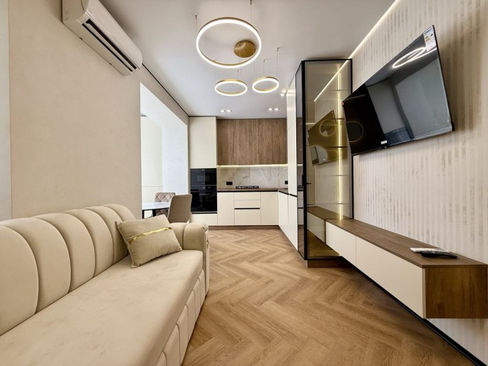 Однокімнатна з кухнею-студією та гардеробом в центрі! 8 поверх! - фото 1