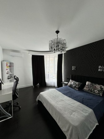 Квартира з дизайнерським ремонтом - фото 1