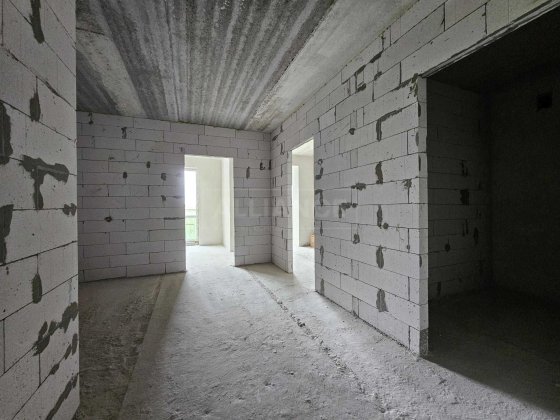 Здана 2кім біля озера і парку Івано-Франківськ