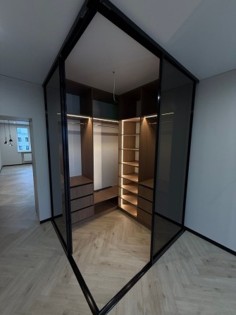 Простора євродвокімнатна квартира в центрі міста! - фото 1