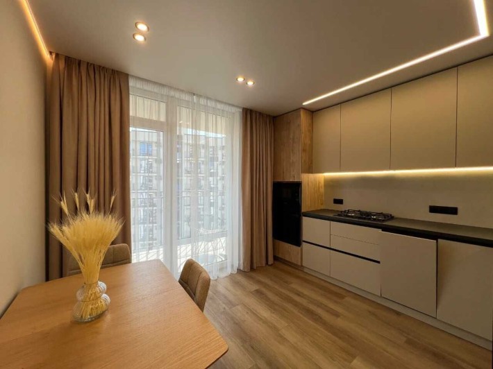 Продаж 1.5 кім з дизайнерським ремонтом та балконом в ЖК Family Plaza - фото 1