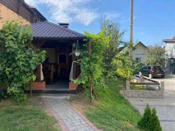 Продається 2-кімнатна квартира з земельною ділянкою Івано-Франківськ