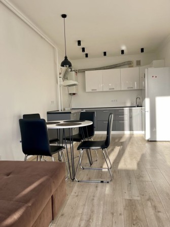 Велика євро 2-к з кухнею 22,5 м2. Газове опалення! Мінімальне оформ. - фото 1