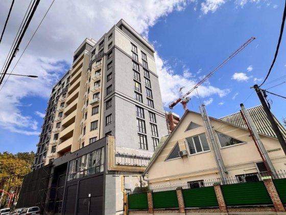 Будинок зданий, власники поступово отримують право власності. Ірпінь