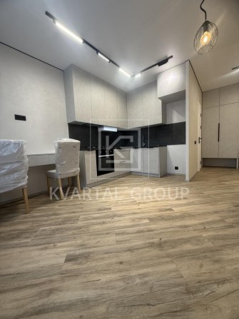 Стильна квартира з сучасним ремонтом біля набережної - фото 1