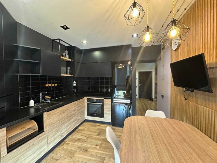 Продам стильну 2 кімнатну квартиру з дизайнерським ремонтом. - фото 1