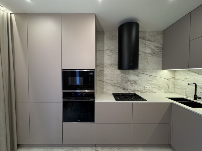 Антона Грицая 10. Новобудова. Новий ремонт. Трикімнатна. Не кутова - фото 1