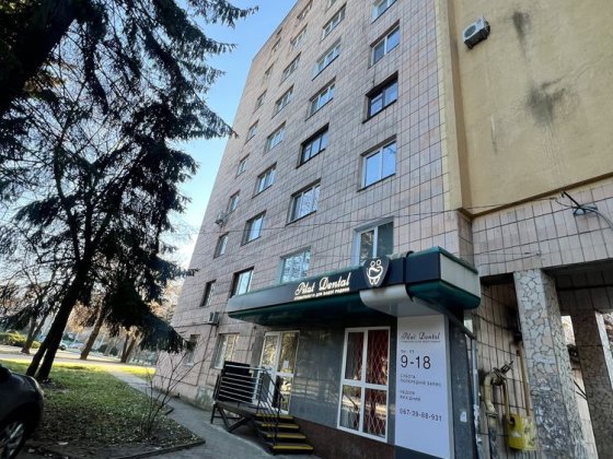 Продам 3 кімнатну квартиру  у центрі . Цегляний будинок Ровно