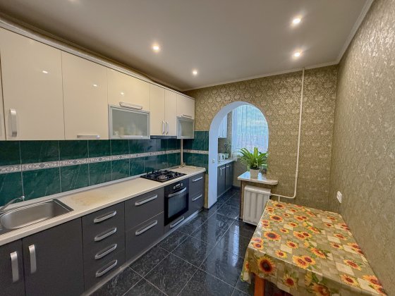 Продаж 3-кімнатна квартира, вул. Кобзарська, 17.  район "Чайка" Рівне