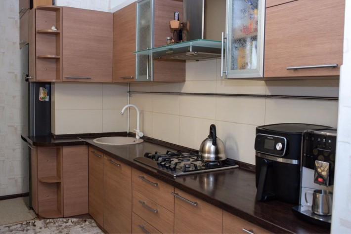 Простора сімейна квартира з роздільними кімнатими та сучасним ремонтом - фото 1