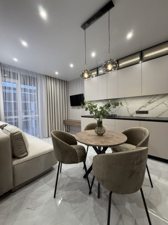 Продаж квартири в новобудові з новим ремонтом - фото 1