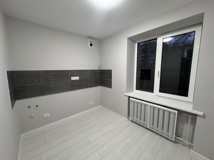 Чешка Комарова 3 кімнати - фото 1