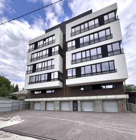 Продаж панорамної квартири біля озера - фото 1