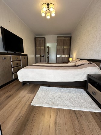 Продам гарну дворівневу квартиру в центрі з усіма меблями і технікою - фото 1