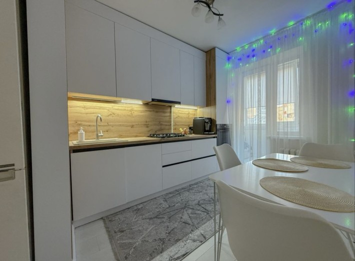 3-кімнатна квартира з гарним ремонтом в спальному розвиненому районі! - фото 1