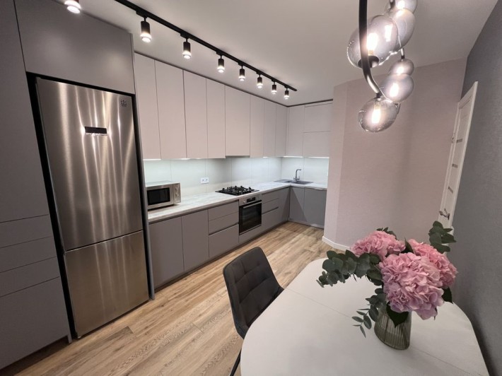 Трикімнатна квартира з ремонтом на Щасливому - фото 1