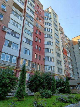 Продаж трьох кімнатної квартири з ремонтом і меблями. - фото 1