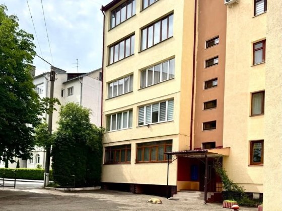 Терміново продається 2 рівнева квартира в новоб. р-н парку Жовтневого! Черновцы