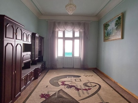 Продається три кімнатна квартира. Центр Черновцы