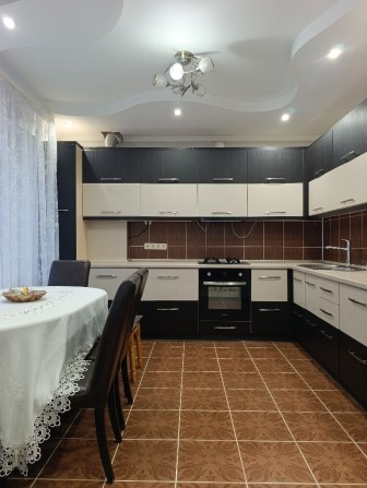 Продам 3 кімнатну квартиру по вул. Захисників Маріуполя - фото 1