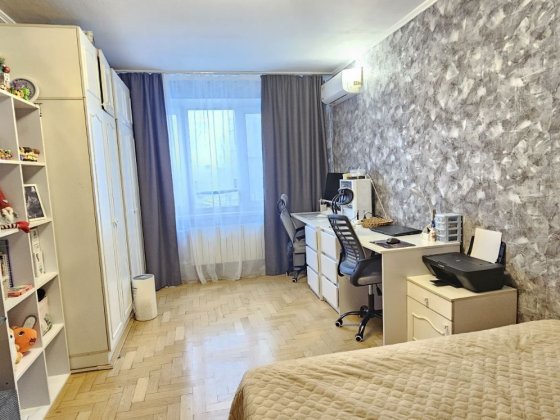 Продам однокімнатну квартиру Зої Гайдай 12/10 , метро Мінська Київ