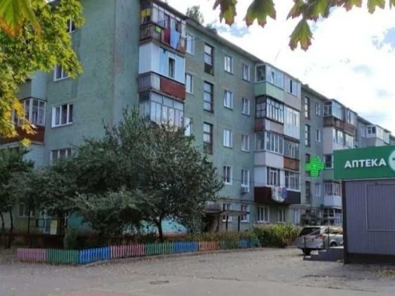Продам 2 кiмнатну квартиру  вул. Л.Лукяненко  2/ 5 пан дома Чернигов