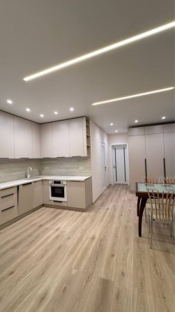 Продаж просторої світлої квартири біля центру міста - фото 1