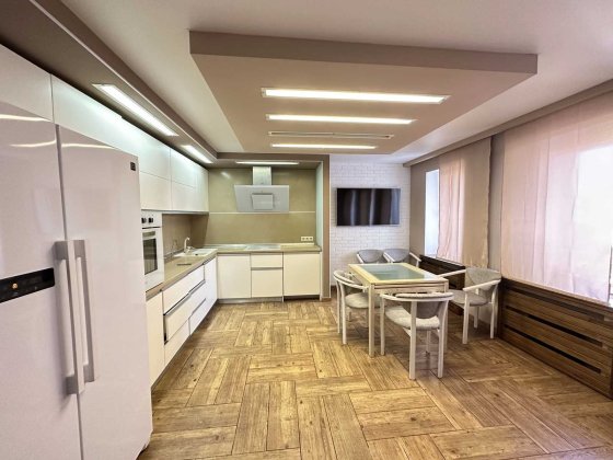 Простора 3-к квартира 153м2 р-н Голлівуда Чернигов