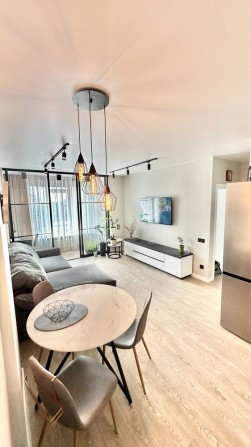 Двокімнатна квартира з гарним ремонтом недалеко від центру - фото 1