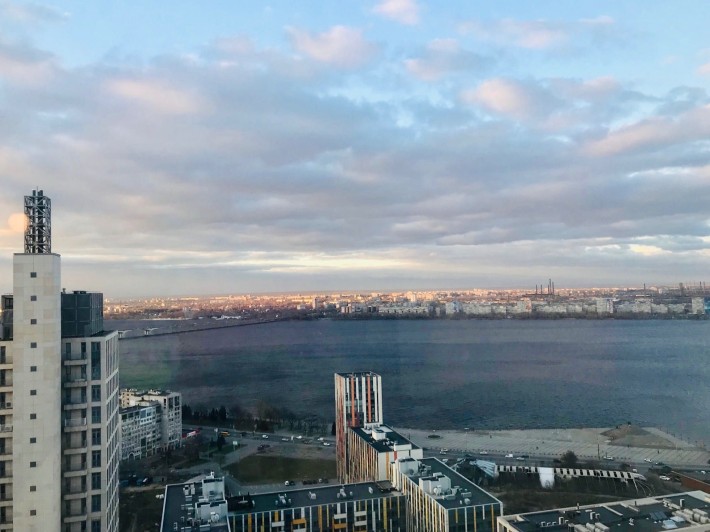 Продам квартиру 204 м.кв  с прекрасным видом на город и реку - фото 1