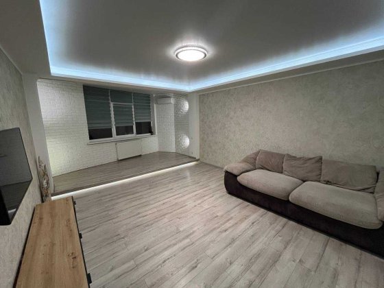 Пропонуємо до продажу велику ВИДОВУ 3-кімнатну квартиру р-н "Митниця" Черкассы