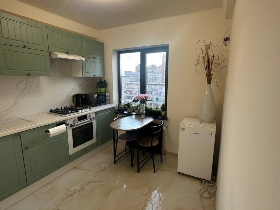 Продам затишну 3-квартиру по вулиці Новогоспітальна 5 А Київ