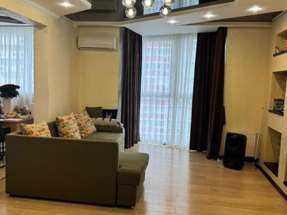 Пчілки Олени, Драгоманова, Київ