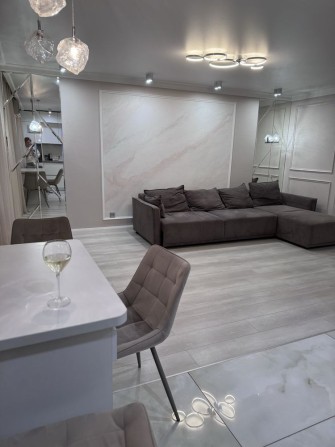 Аренда 2 х комнатной люкс квартиры в центре, район парка - фото 1