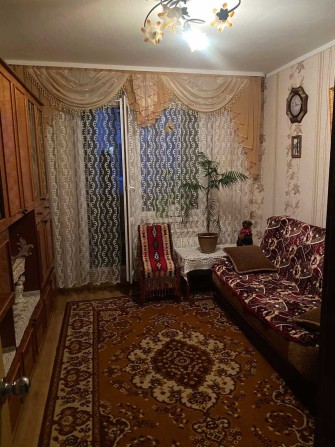 Здається окрема кімната з балконом для дівчини або жінки. - фото 1