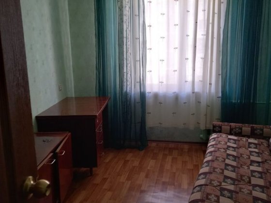 Левада. Здається кімната Полтава