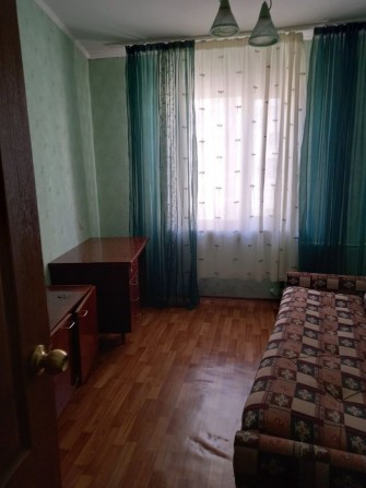 Левада. Здається кімната - фото 1