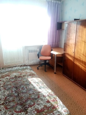 Здається кімната для  дівчини-студентки. Без шкідливих звичок. - фото 1