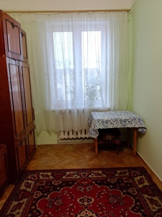 Здається кімната в трьох кімнатній квартирі, у довгострокову оренду - фото 1