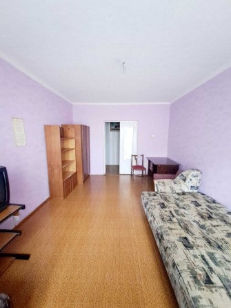 Тростянецька 5а, оренда кімнати в прострій квартирі, невисокий поверх! - фото 1