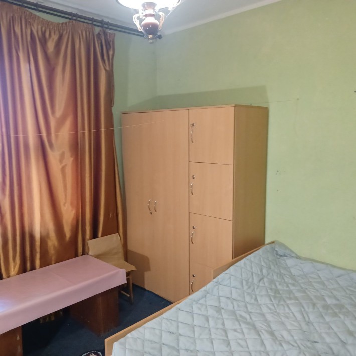 Здається кімната для будівельників або студентів - фото 1