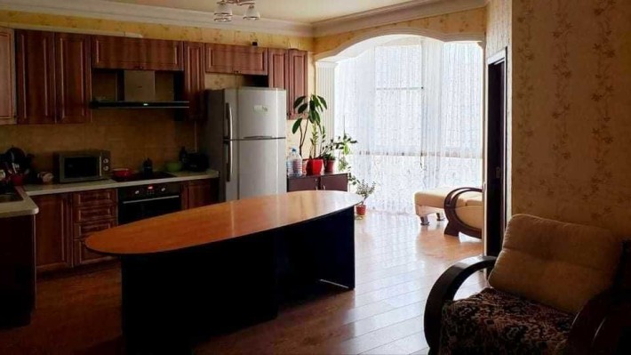 Для дівчини кімната у квартирі без власників - фото 1