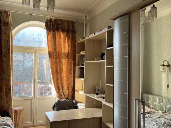 В двухкімнатній квартирі здається кімната. В квартирі живе хозяйка. Киев