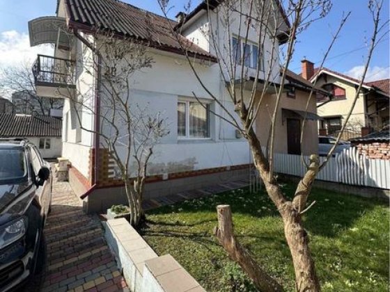 Оренда 2-поверховий будинок біля центру з власним двором